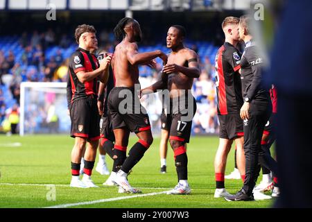 Les joueurs de Bournemouth célèbrent leur victoire après le coup de sifflet final du match de premier League à Goodison Park, Liverpool. Date de la photo : samedi 31 août 2024. Banque D'Images