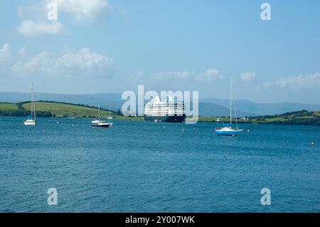 Bantry Bay, West Cork, Irlande. Samedi 31 août 2024, Bantry West Cork Ireland ; le navire de croisière Azamara Quest est arrivé dans le port de Bantry aujourd'hui avec plus de 800 invités et équipage à bord, arrivé à 8 heures avec des passagers débarquant pour des excursions d'une journée à Killarney, la péninsule de Beara et autour de la ville de Bantry. Cet arrêt à Bantry fait partie d'un voyage de 59 jours au départ d'Oslo-Venise. Credit ; ED/Alamy Live News Banque D'Images