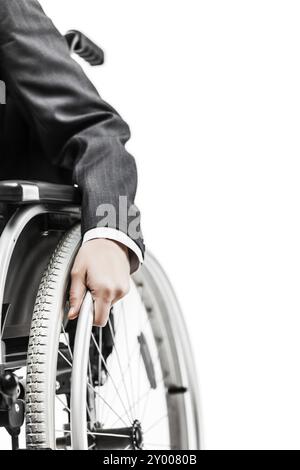 Carrière d'affaires et concept de succès de concurrence professionnelle, homme d'affaires invalide ou handicapé en costume noir assis fauteuil roulant blanc isolé Banque D'Images