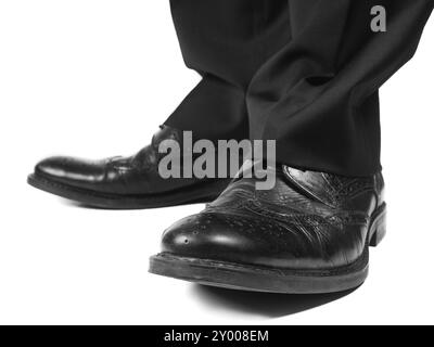 Costume masculin de porter des chaussures noires vers le blanc Banque D'Images