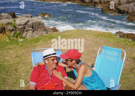 père séparé et sa fille s'amusant sur la côte. Temps en famille en vacances Banque D'Images
