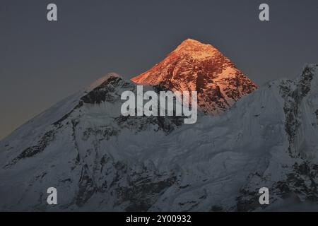 La dernière lumière du jour illumine le mont Everest Banque D'Images