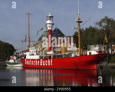 Ratsdelft à Emden avec le phare Amrumbank. Emden est une ville et un port maritime dans le nord-ouest de l'Allemagne, sur la rivière EMS. Vaisseau-phare démantelé Amrumbank i. Banque D'Images