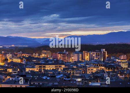 Ville de Gérone paysage urbain crépusculaire en Catalogne, Espagne, Europe Banque D'Images