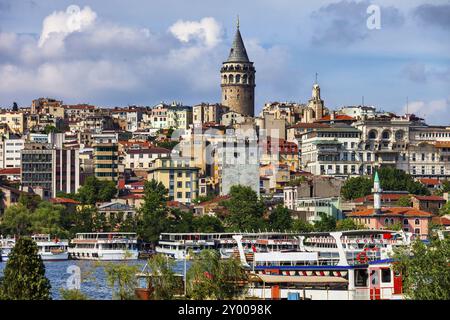 Ville d'Istanbul avec Tour de Galata, bateaux d'excursion et ferries sur la Corne d'Or, quartier de Beyoglu, Turquie, Asie Banque D'Images