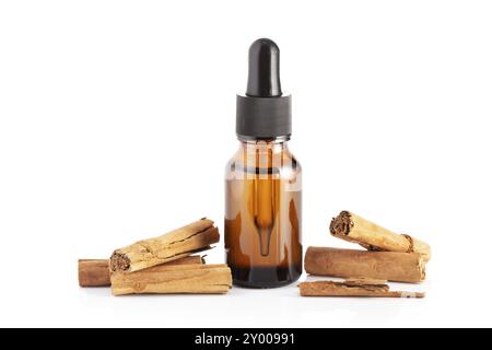 L'huile essentielle de cannelle isolé sur fond blanc. L'huile de cannelle pour les cosmétiques ou soins de beauté Banque D'Images