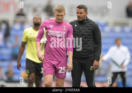 Reading, Angleterre. 31 août 2024. Will Mannion et l'entraîneur du gardien de but Stephen Henderson après le match de Sky Bet EFL League One entre Reading FC et Charlton Athletic au Select car Leasing Stadium, Reading. Kyle Andrews/Alamy Live News Banque D'Images