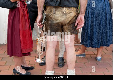 Fête folklorique traditionnelle à Muehldorf, Mühldorf am Inn, haute-Bavière, Allemagne, août 30 2024, musicien, trompette du groupe de la ville à lederhosen Banque D'Images