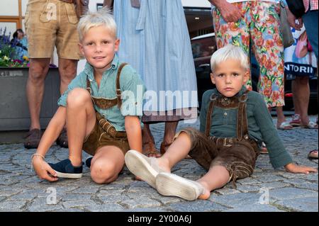 Fête folklorique traditionnelle à Muehldorf, Mühldorf am Inn, haute-Bavière, Allemagne, août 30 2024, deux garçons blonds à Lederhosen Banque D'Images