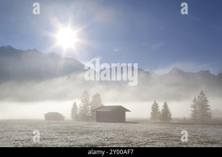 Brumeux matin ensoleillé pver hiver prairies alpines, Allemagne, Europe Banque D'Images