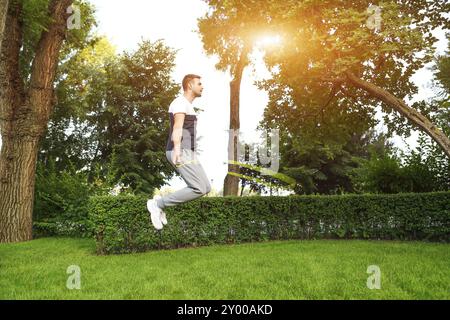 Young man training avec la corde à sauter Banque D'Images