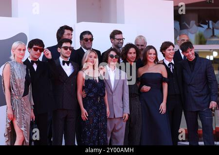 Venise, Italie. 31 août 2024. Les membres de la distribution principale du film 'et leurs enfants après eux' posent sur le tapis rouge lors du 81e Festival international du film de Venise à Venise, Italie, le 31 août 2024. Crédit : Li Jing/Xinhua/Alamy Live News Banque D'Images