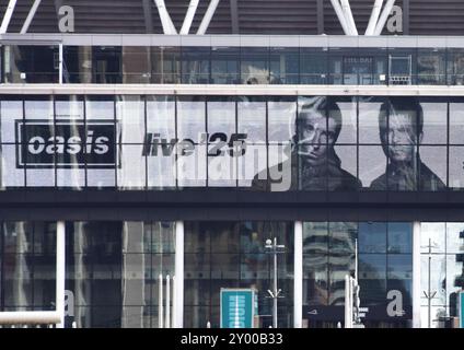 Londres, Royaume-Uni. 28 août 2024. Les écrans du stade de Wembley annoncent les prochains concerts d'Oasis, actuellement prévus pour quatre soirs en juillet et août 2025 dans le célèbre stade, car les billets devraient être mis en vente plus tard dans la semaine. Le groupe de rock de Manchester, dirigé par Noel et Liam Gallagher, a récemment annoncé une tournée de retrouvailles après 15 ans. Crédit : Vuk Valcic/Alamy Banque D'Images