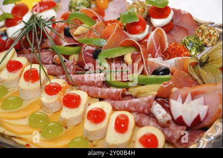 Assiette froide avec jambon et fromage. Assiette froide avec fromage et jambon Banque D'Images