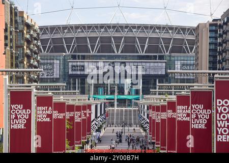 Londres, Royaume-Uni. 28 août 2024. Les écrans du stade de Wembley annoncent les prochains concerts d'Oasis, actuellement prévus pour quatre soirs en juillet et août 2025 dans le célèbre stade, car les billets devraient être mis en vente plus tard dans la semaine. Le groupe de rock de Manchester, dirigé par Noel et Liam Gallagher, a récemment annoncé une tournée de retrouvailles après 15 ans. Crédit : Vuk Valcic/Alamy Banque D'Images