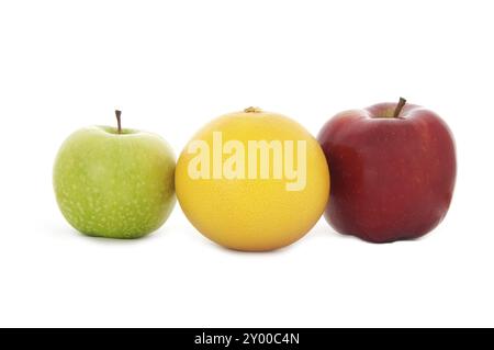 Gros plan de pommes vertes et rouges et de pamplemousse sur fond blanc Banque D'Images