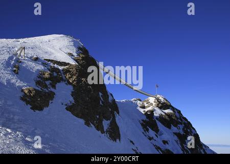 Pont suspendu sur 3000m d'altitude reliant deux sommets montagneux. Attraction touristique dans les Alpes suisses Banque D'Images