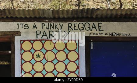 Slogan drôle écrit sur une façade d'un petit hôtel dans le parc national de Langtang, Népal, Asie Banque D'Images