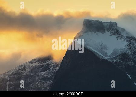 Ambiance légère du soir à la montagne Duolbagorni (Tuolpagorni) dans la vallée de Laddjuvagggi, Kebnekaisefjaell, Norrbotten, Laponie, Suède, septembre 2012, Europe Banque D'Images