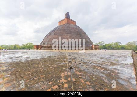 Jetavanaramaya Dagoba ou ruines de stupa avec flèche endommagée vue centrée du coin de la plate-forme humide dans l'ancienne capitale du Royaume d'Anuradhapura sur un CLO Banque D'Images