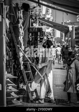 Photographie noir et blanc, magasins de chaussures et artisans dans le quartier Al Fahidi, Dubaï, Émirats arabes Unis, Asie Banque D'Images