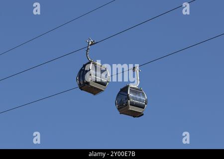 Lieu d'intérêt gondoles du téléphérique Teleferico de Gaia devant un ciel bleu, Vila Nova de Gaia, quartier de Porto, Portugal, Europe Banque D'Images