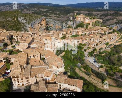 Un village médiéval pittoresque avec des toits de tuiles dans un paysage montagneux, vue aérienne, collégiale sur la colline, Colegiata de Santa Maria la ma Banque D'Images