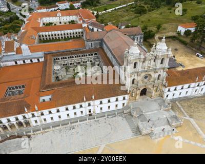 Monastère historique avec toit rouge et cour, entouré de paysage, vue aérienne, Mosteiro de Alcobaca Monastère, Alcobaca, Oeste, Centro, Portuga Banque D'Images