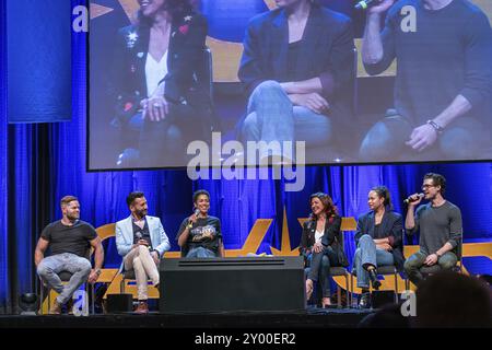 Bonn, Allemagne, 8 juin 2019 : Wes Chatham, cas Anvar, Dominique Tipper, Shohreh Aghdashloo, Frankie Adams et Steven Strait à FedCon 28, Europe Banque D'Images