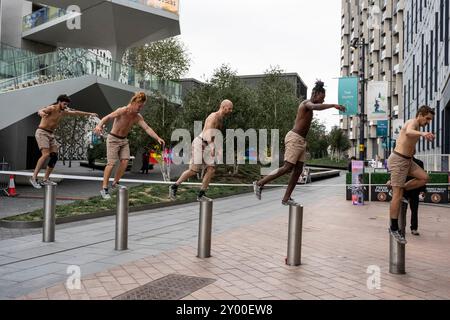 Londres, Royaume-Uni. 31 août 2024. Cinq parkour interprètes de la Lézards bleus Company présentent la première britannique de Life Lines, grimpant et se déplaçant autour de l'architecture des péninsules de Greenwich. La performance, chorégraphiée par Antoine le Menestrel, fait partie du Greenwich + Docklands International Festival (GDIF) de cette année. Credit : Stephen Chung / Alamy Live News Banque D'Images