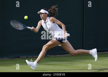 La joueuse de tennis australienne Ajla Tomljanovic en action aux Championnats de Wimbledon 2024, Londres, Angleterre, Royaume-Uni, Europe Banque D'Images