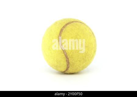 Balle de tennis jaune isolée sur fond blanc Banque D'Images