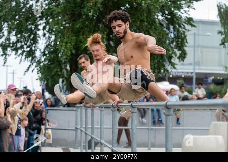 Londres, Royaume-Uni. 31 août 2024. Cinq parkour interprètes de la Lézards bleus Company présentent la première britannique de Life Lines, grimpant et se déplaçant autour de l'architecture des péninsules de Greenwich. La performance, chorégraphiée par Antoine le Menestrel, fait partie du Greenwich + Docklands International Festival (GDIF) de cette année. Credit : Stephen Chung / Alamy Live News Banque D'Images