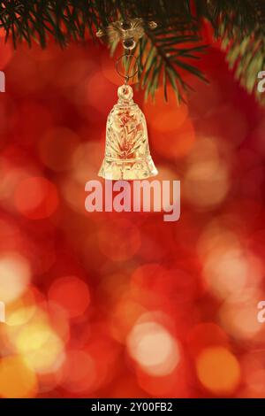 Cloche de cristal sur la branche de l'arbre de Noël sur fond flou Banque D'Images