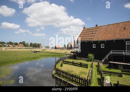 Enkhuizen, pays-Bas. Juin 2022. Chalet de pêcheur au port avec bateaux de pêche traditionnels à Enkhuizen Banque D'Images