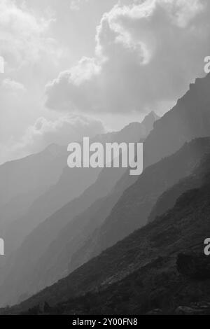 Flancs de montagne escarpés dans la vallée du Langtang, Népal, Asie Banque D'Images