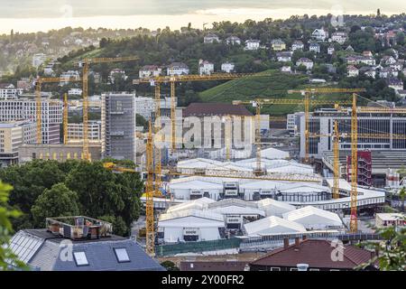 Chantier avec grue pour le projet Stuttgart 21, une nouvelle gare principale est en construction dans le centre de Stuttgart. Bâtiment Bonatz avec Banque D'Images