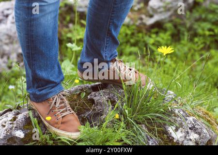 Randonneur femme jambes debout sur sommet de montagne. Close up Banque D'Images