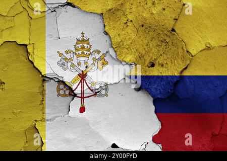 Drapeau du Vatican et de la Colombie peint sur un mur fissuré Banque D'Images