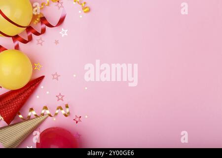 Bordure de fond de fête d'anniversaire avec boîte-cadeau de confettis de ballons sur la surface rose copie espace plat Banque D'Images