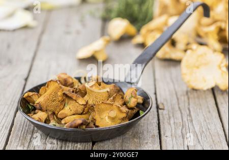 Portion d'un gros plan de Fresh Fried Chanterelles, mise au point sélective Banque D'Images