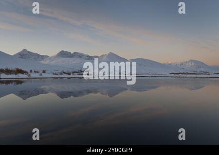 Les sommets Hoegronden, Midtronden et Digerronden se reflètent dans un lac dans la vallée de Doeralen, parc national de Rondane, Oppland Fylke, Norvège, Septemb Banque D'Images