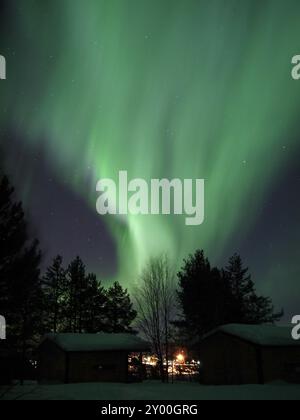 Aurora Borealis le 3 mars 2011 à Karasjok, dans le Finnmark, dans le nord de la Norvège. La tache solaire 1165 a fourni de belles aurores boréales pendant des jours Banque D'Images