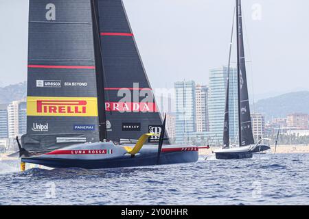 Luna Rossa Prada Pirelli (ITA) et NYYC American Magic (USA) lors de la Coupe de l'America - Coupe Louis Vuitton - Round Robin 1 & 2, course à voile à Barcelone, Espagne, août 31 2024 Banque D'Images