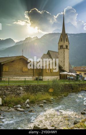 Église dans le village alpin de Pozza di Fassa, Trentin Banque D'Images