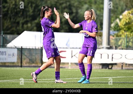 Westerlo, Belgique. 31 août 2024. Amelie Delabre (99 ans) d'Anderlecht célèbre avec Sarah Wijnants (11 ans) d'Anderlecht après avoir marqué le but 0-4 lors d'un match de football féminin entre KVC Westerlo Ladies et RSC Anderlecht Women le 1er match de la saison 2024 - 2025 de la Super League belge du loto Womens, le samedi 31 août 2024 à Westerlo, BELGIQUE . Crédit : Sportpix/Alamy Live News Banque D'Images