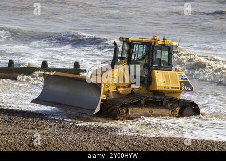 WORTHING, WEST SUSSEX/UK, 13 NOVEMBRE : bulldozer réparant les défenses maritimes à Worthing West Sussex le 13 novembre 2018. Personnes non identifiées Banque D'Images