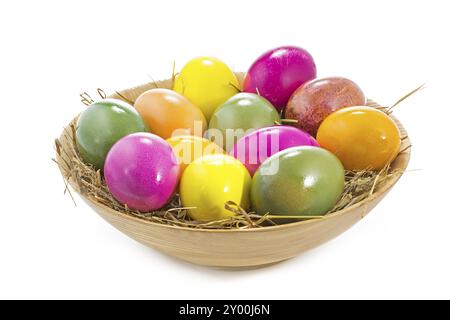 Oeufs de Pâques dans un bol en bois Banque D'Images