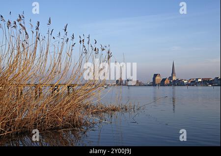 Vue sur le Warnow en direction de Rostock Banque D'Images