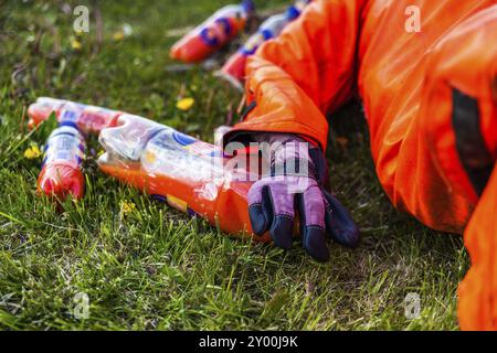 DJUPIVOGUR, ISLANDE, 21 JUIN : main d'un mannequin couché à côté de bouteilles de jus d'orange le 21 juin 2013 à Djupivogur, Islande, Europe Banque D'Images